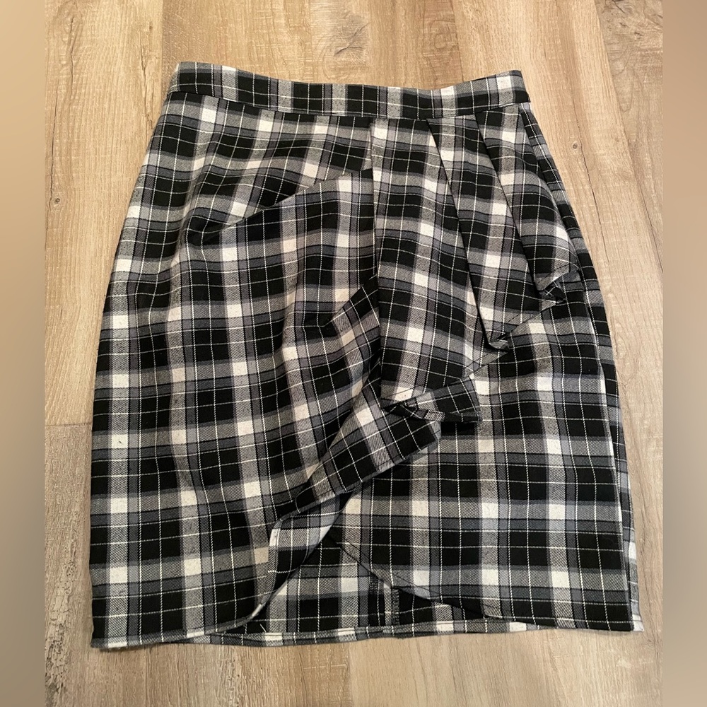 Beautiful front shirred check patterned skirt in size xs